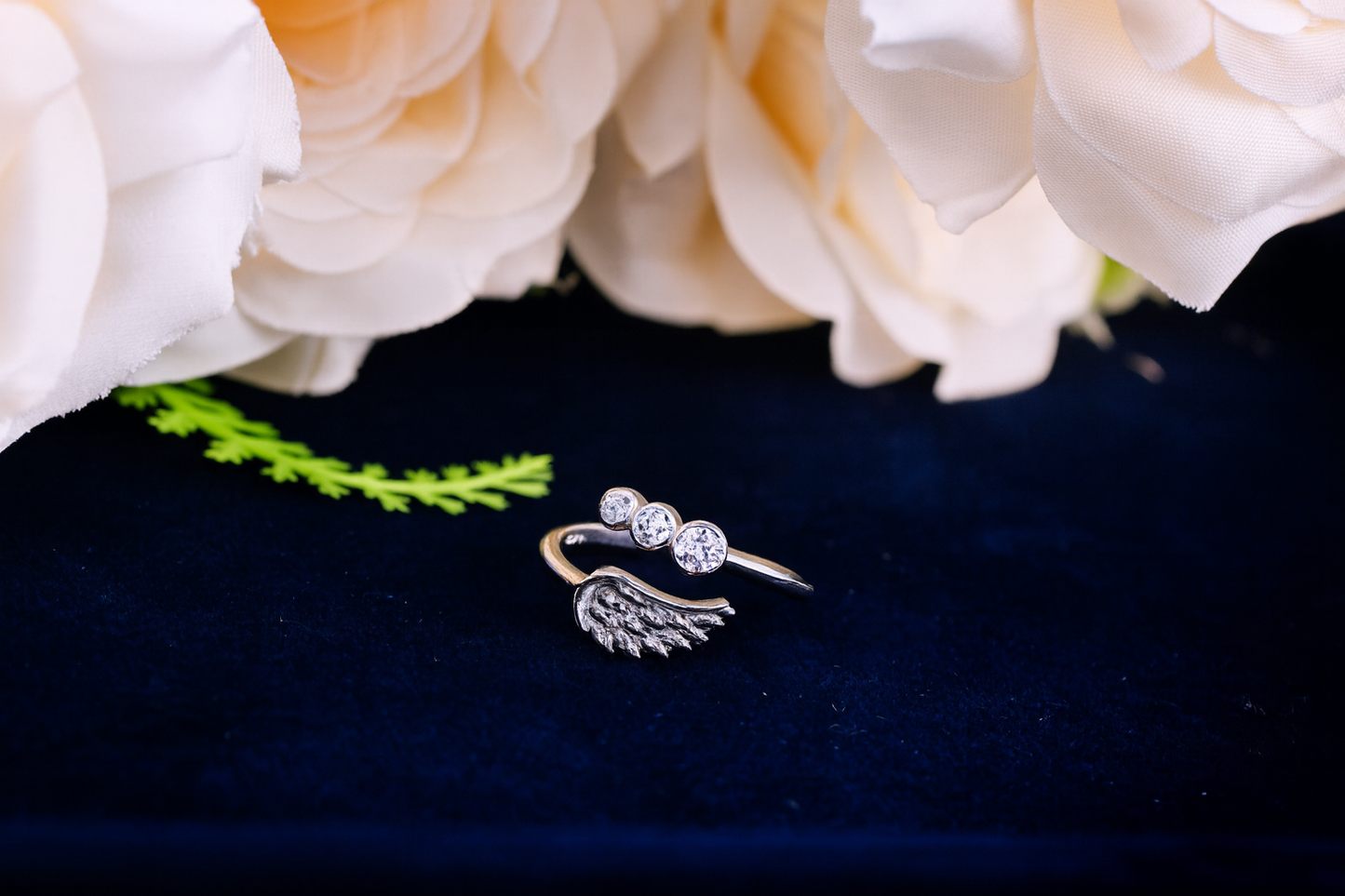Feather pattern adjustable ring studded with 3 American Diamond